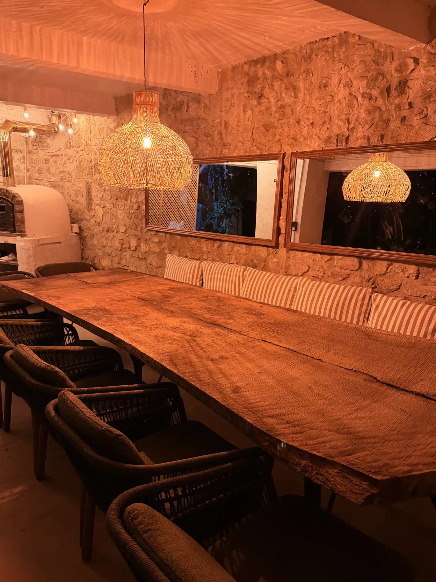 Grande tablée en bois dans la salle en pierre de la Maison d'Astrée