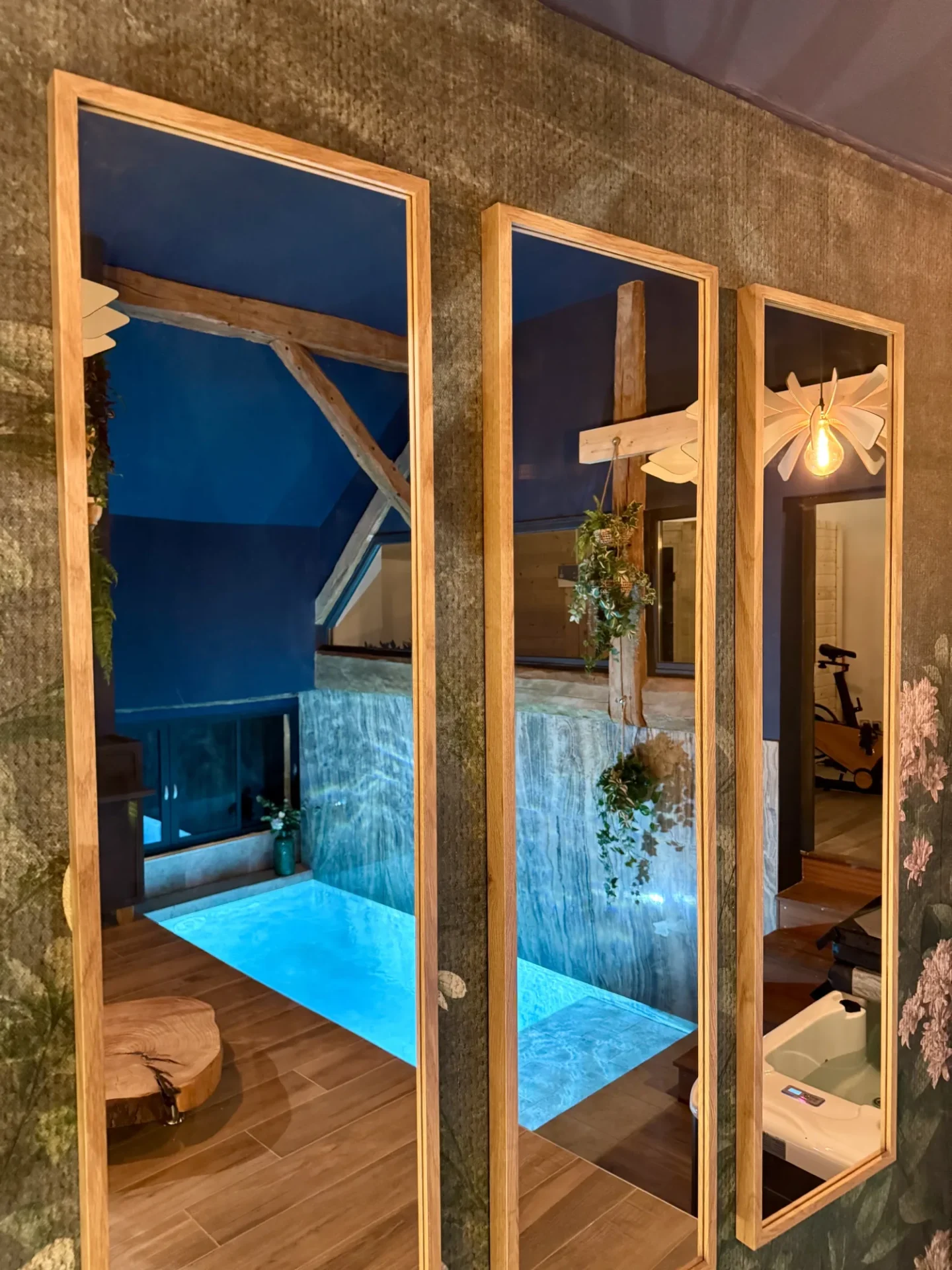 La piscine du spa reflétée dans les miroirs