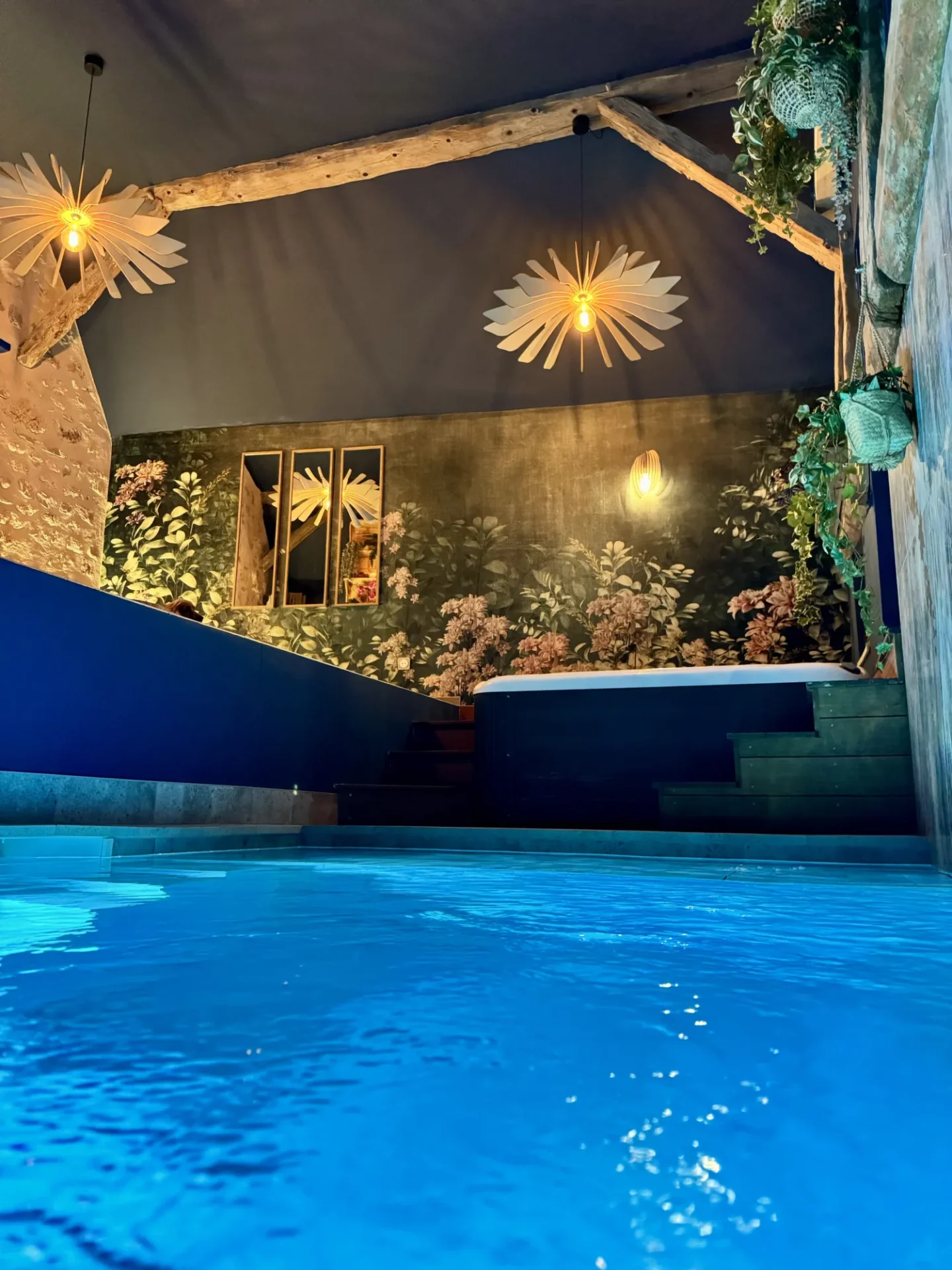 Piscine du spa avec cascade en ambiance nocturne