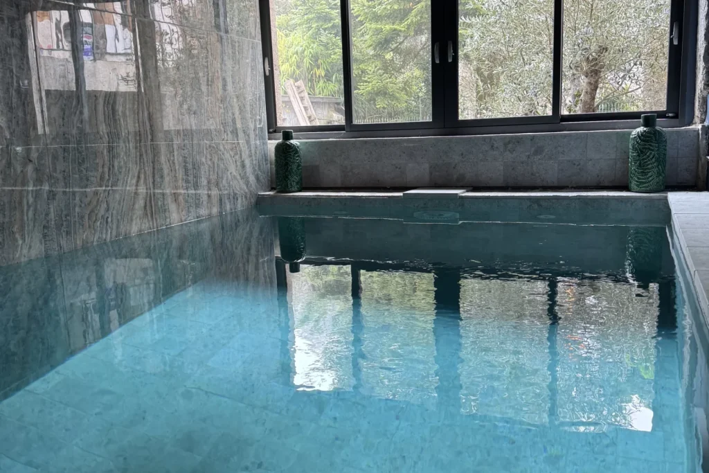 Piscine intérieure du spa